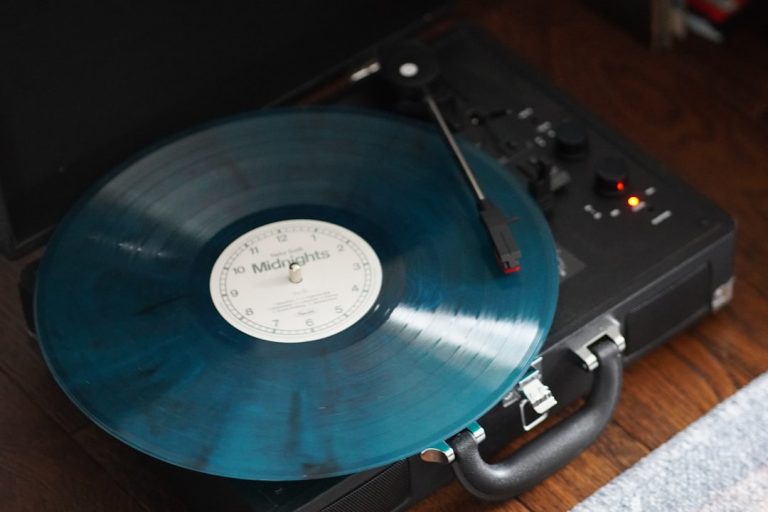 Vinyl Renaissance: How Turntables Are Spinning Back Into Our Lives